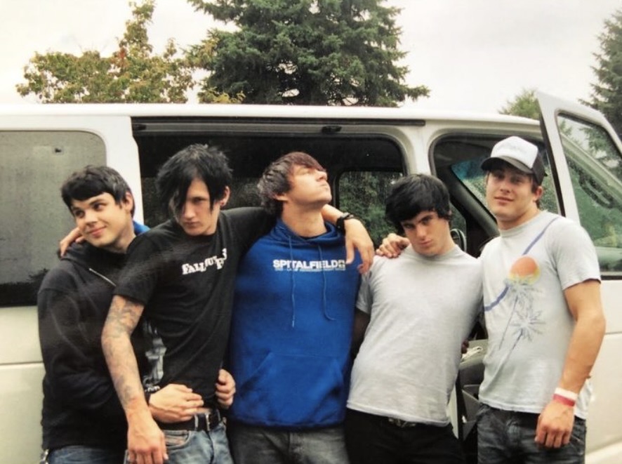 Saosin stood together in fron tof their van, 2003
  width=