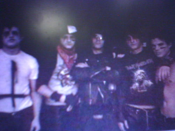 Saosin dressed as Avenged Sevenfold, presumably on the City of Evil tour
  width=